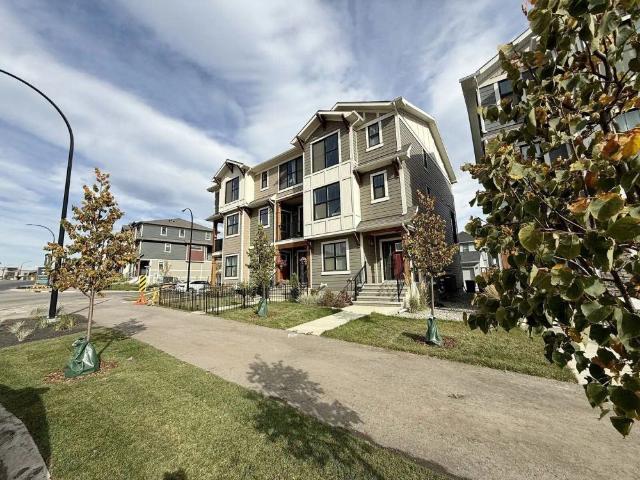 Townhouse for rent in Alpine Park, Calgary