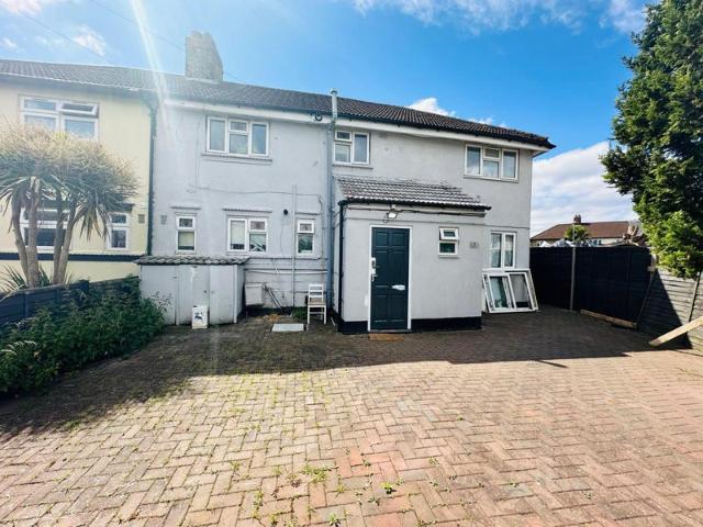 Apartment for rent in Marks Gate, Greater London