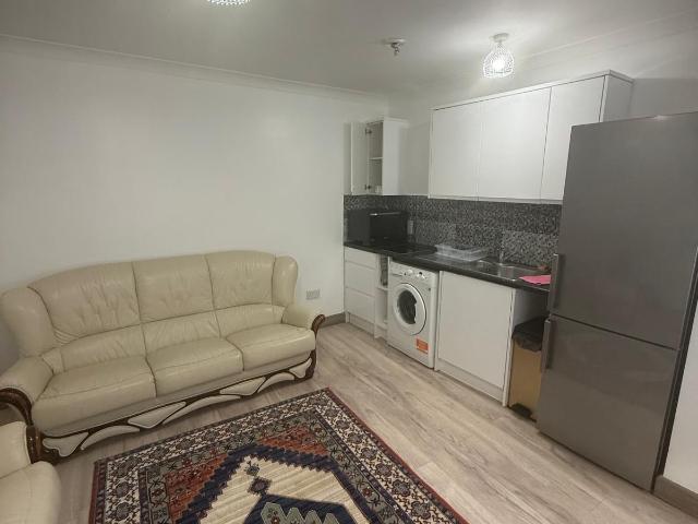 House for rent in New Southgate, Greater London