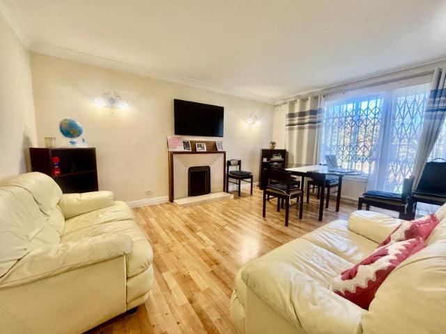 Apartment for rent in London Borough of Ealing, Park Royal