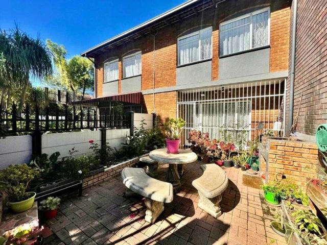 Townhouse for sale in Alberton
