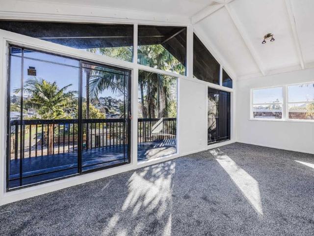 Apartment for rent in Tōtara Vale, Kaipātiki