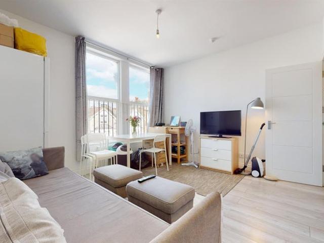 Apartment for rent in Queen's Park, Greater London