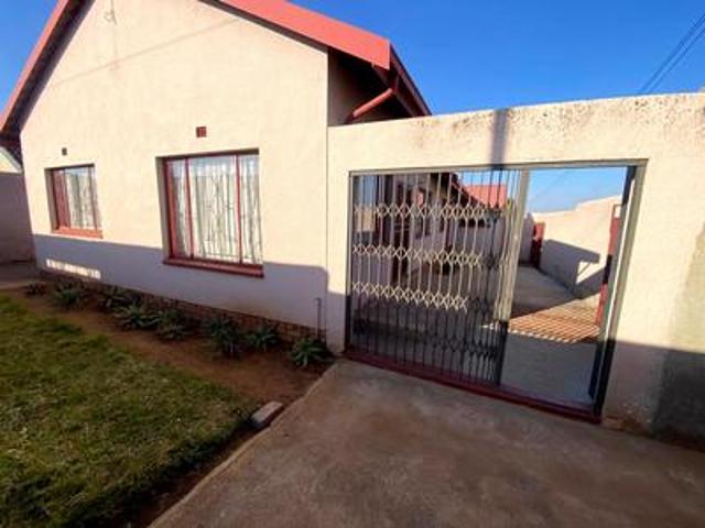 House for sale in Mohlakeng, Gauteng