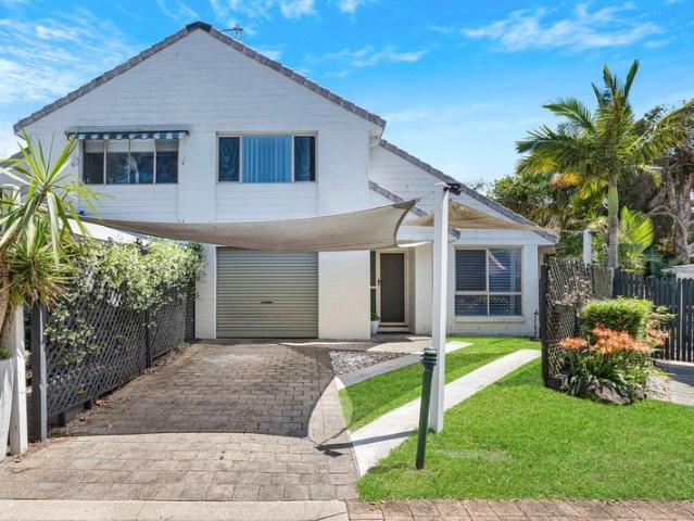 Duplex for rent in Coombabah, Gold Coast City