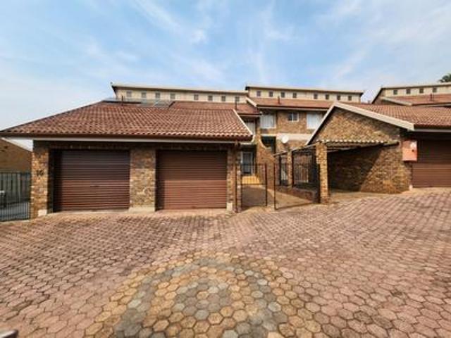 Townhouse for rent in Vosloorus, Gauteng