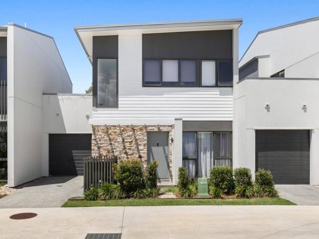 Townhouse for rent in Hope Island, Gold Coast City