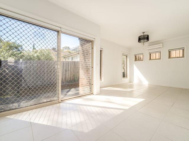 Townhouse for rent in Templestowe Lower, Melbourne