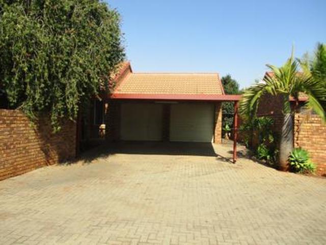 Townhouse for sale in Waterkloof, Gauteng