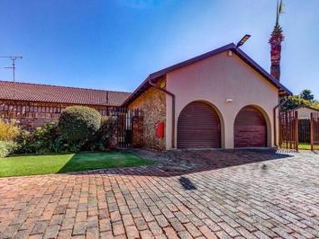 Townhouse for sale in Kempton Park, City of Ekurhuleni Metropolitan Municipality