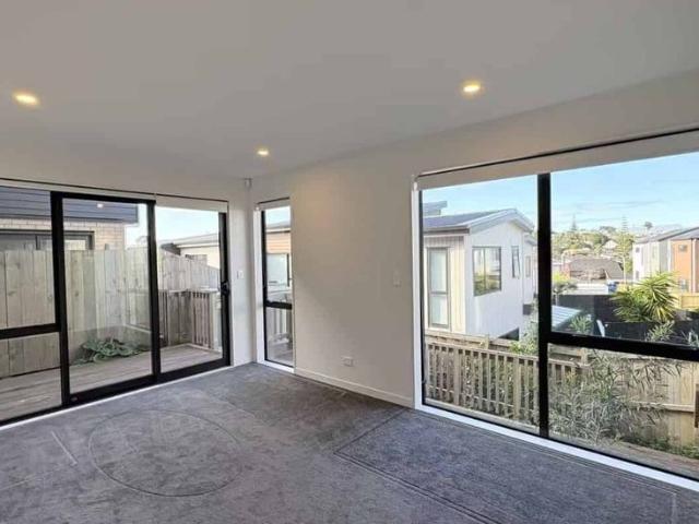 Townhouse for rent in Whangaparaoa, Oroua County
