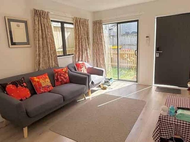 Townhouse for rent in Point England, Oroua County
