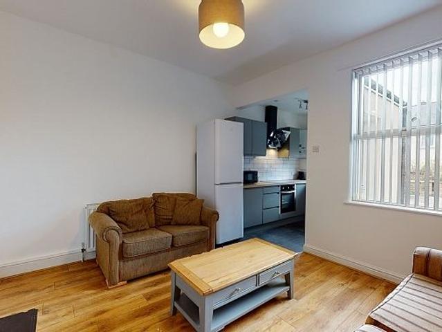 Room for rent in Lowfield, South Yorkshire