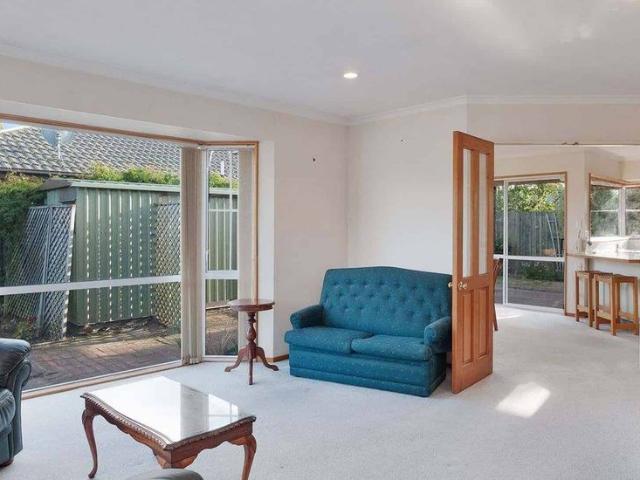 Townhouse for rent in Chaslands, Canterbury