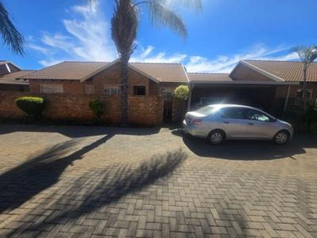 Townhouse for sale in Waterkloof, Gauteng