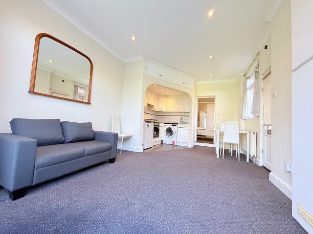 Apartment for rent in Mapesbury, Greater London