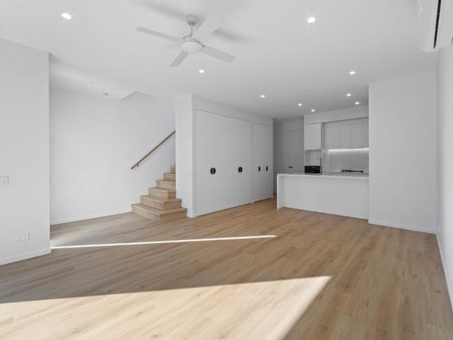 Townhouse for rent in Hope Island, Gold Coast City