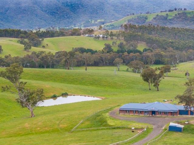 Cottage for sale in Broadford, Victoria