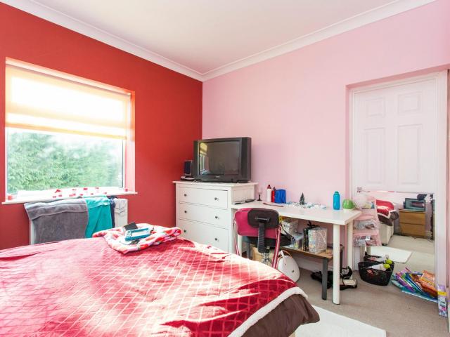 Room for rent in Clayhall, Greater London