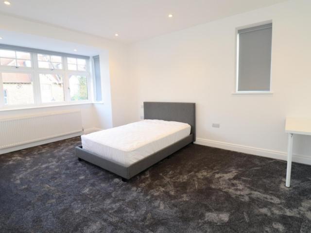 Room for rent in Bush Hill Park, Greater London