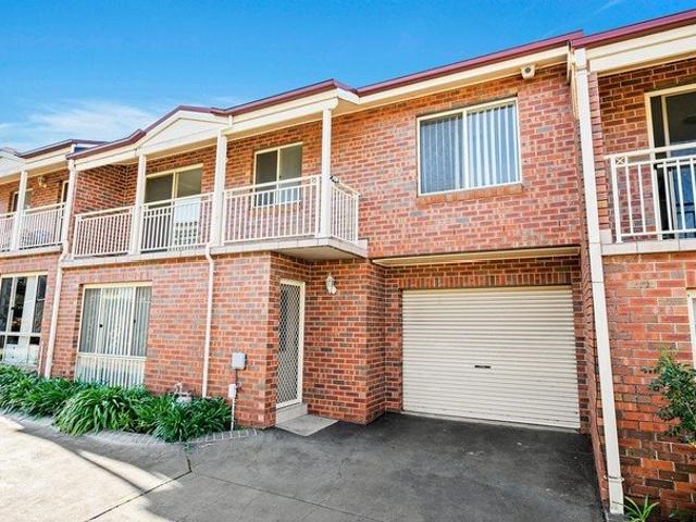 Townhouse for rent in Wollongong West, New South Wales