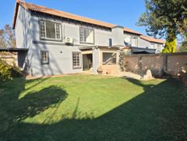 Townhouse for rent in Waterkloof, Gauteng