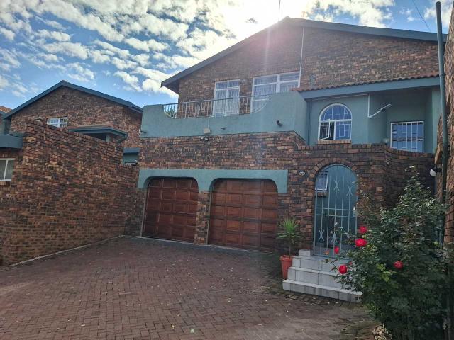 Townhouse for sale in Vosloorus, Gauteng