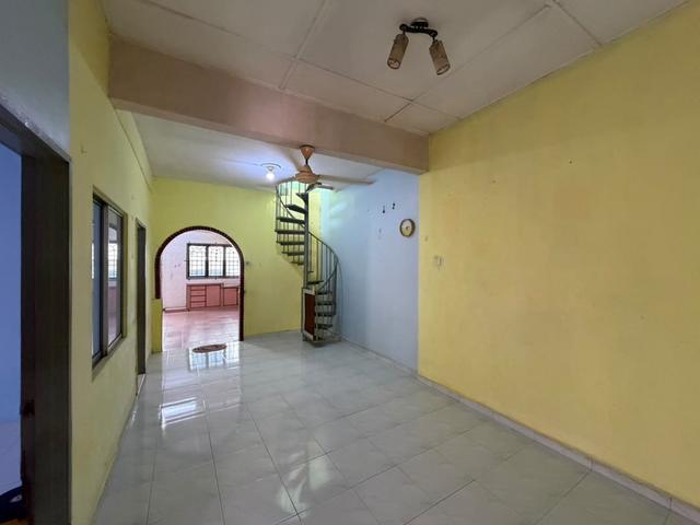 Terraced House for sale in Malaka