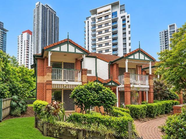 Townhouse for rent in Southport, Gold Coast City