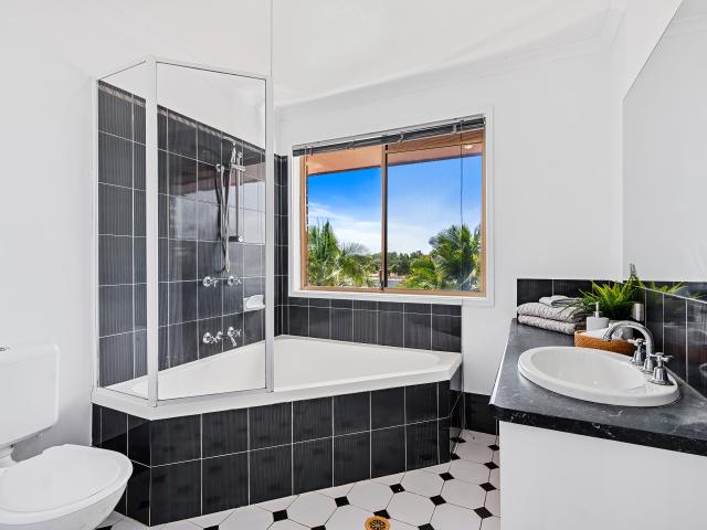House for sale in Ashmore City