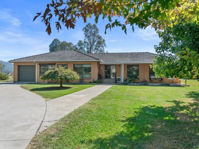 Cottage for sale in Merriang, Victoria