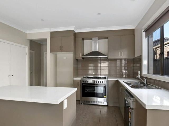 House for rent in Willandra, Melbourne