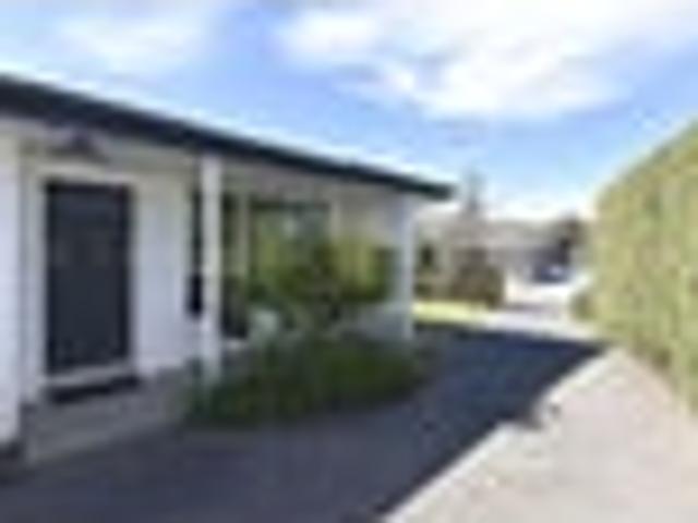 Townhouse for sale in Chaslands, Canterbury