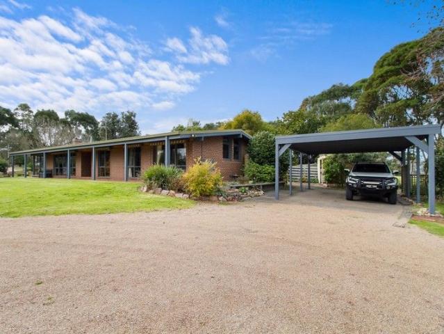 House for sale in Victoria