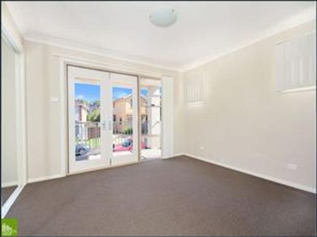 Townhouse for rent in Wollongong West, New South Wales