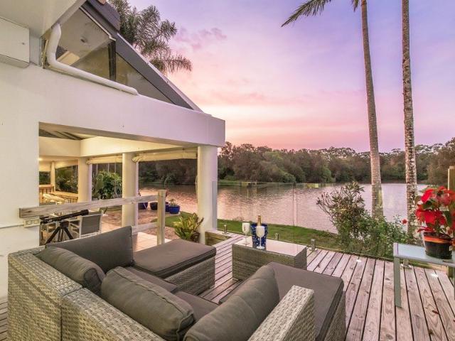 Villa for sale in Clear Island Waters, Gold Coast City