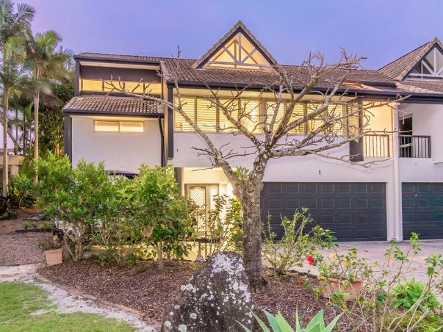 Villa for sale in Clear Island Waters, Gold Coast City