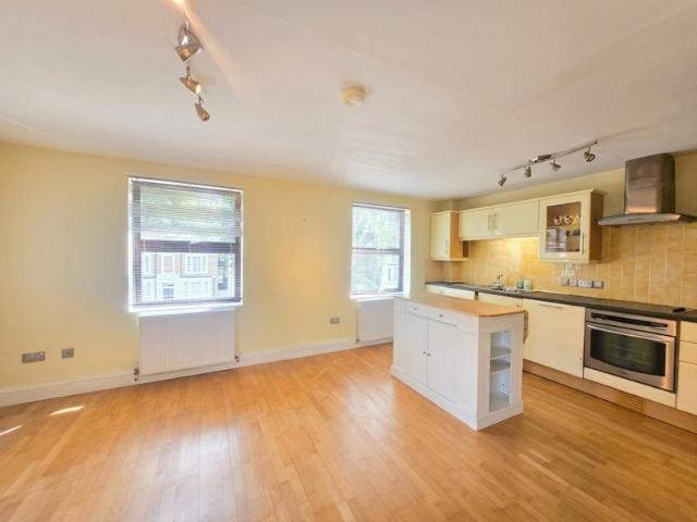Apartment for rent in Brondesbury, Greater London
