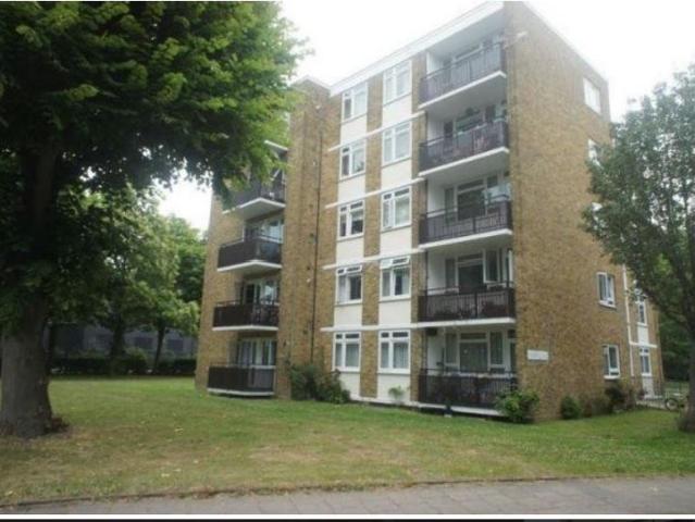 Apartment for rent in Summerstown, Greater London
