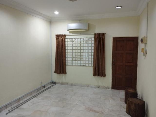 Terraced House for sale in Malaka