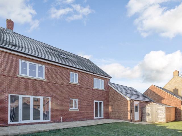 House for rent in Manor Estate, Pouchen End