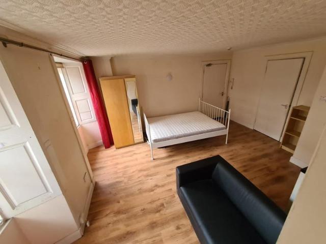 Studio for rent in Sandyford, Glasgow