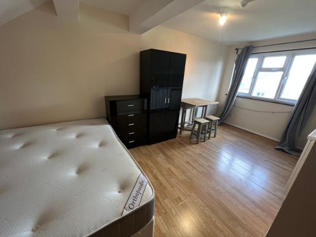 Studio for rent in Dollis Hill, Greater London