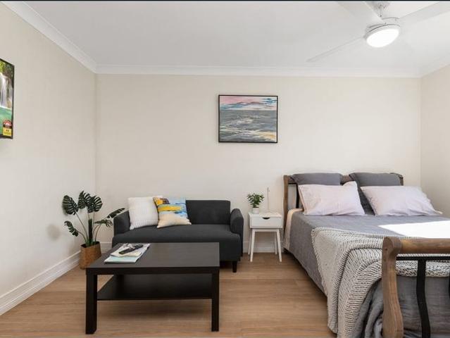 Granny Flat for rent in Cannon Hill, Greater Brisbane