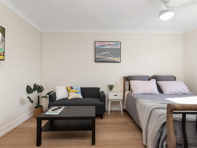Granny Flat for rent in Cannon Hill, Greater Brisbane