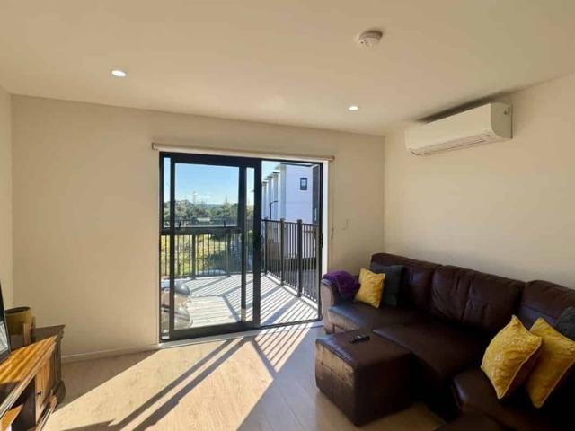 Townhouse for rent in Paremoremo, Oroua County