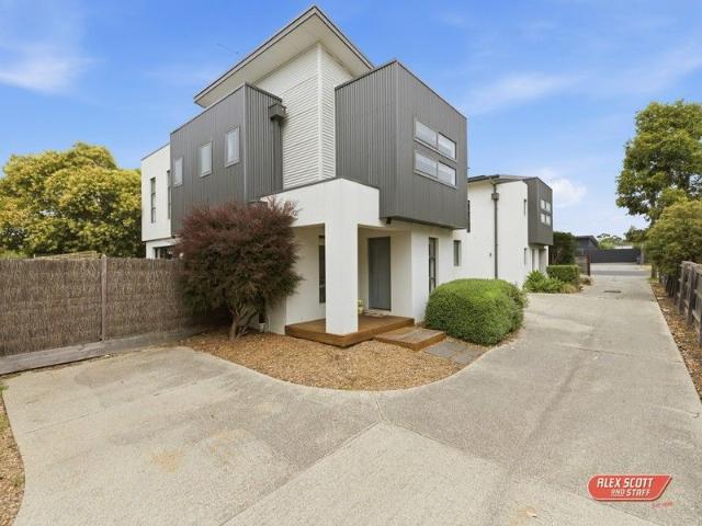 Townhouse for sale in Cowes, Victoria