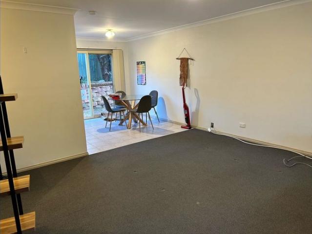 Townhouse for rent in Wollongong West, New South Wales