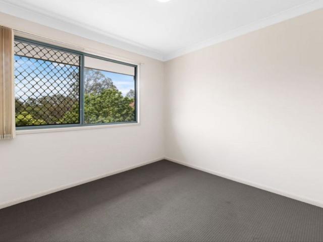 Townhouse for rent in Holland Park West, Greater Brisbane