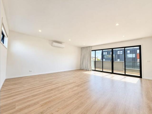 Townhouse for rent in Haven, Melbourne